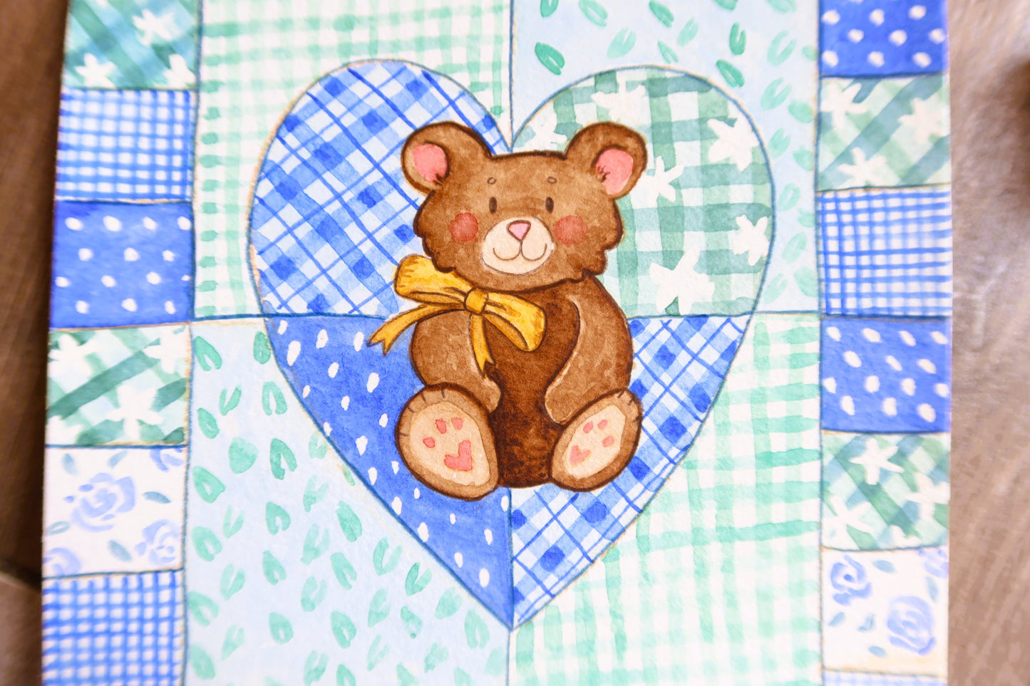 Petit ourson sur son plaid