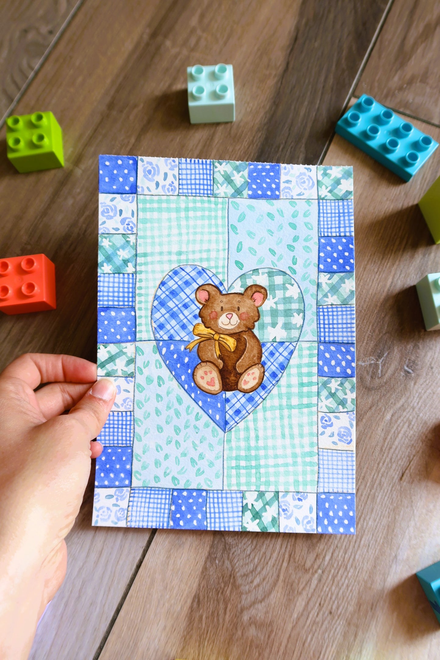 Petit ourson sur son plaid